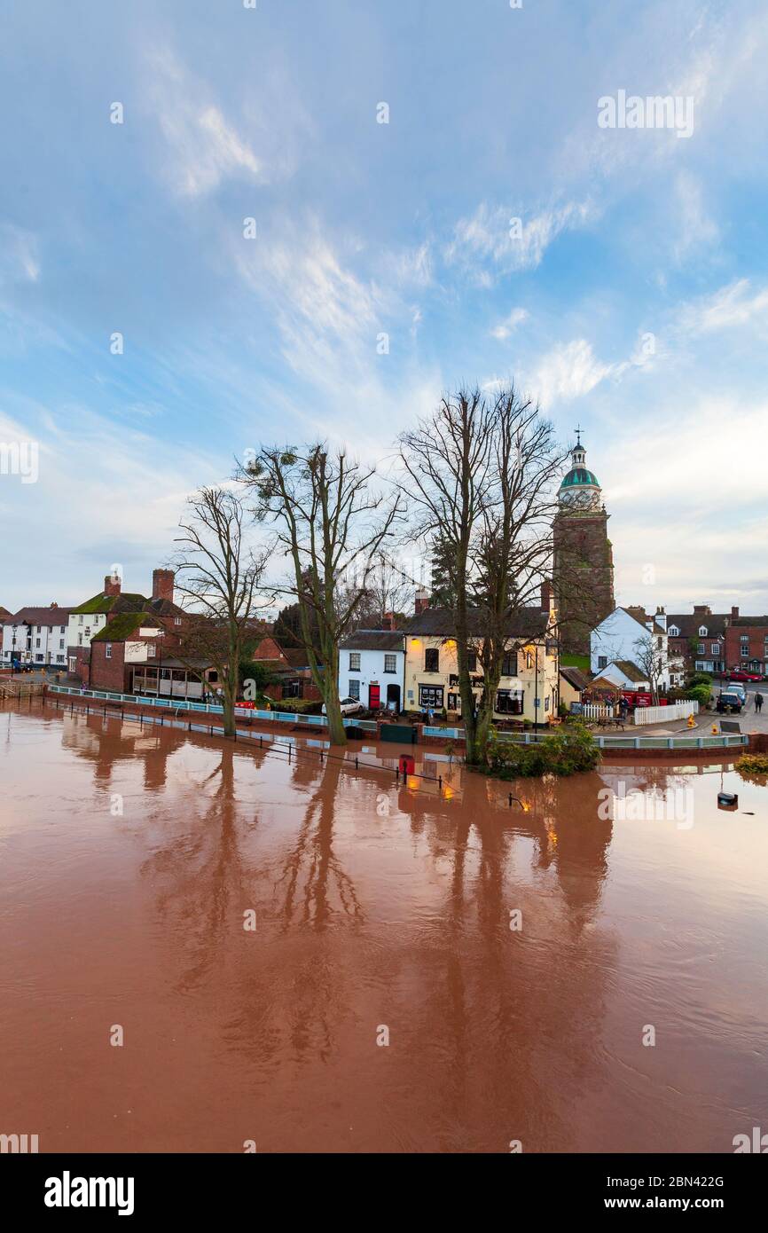 Das Hochwasser in Upton on Severn mit dem Pepper Pot Tower und beleuchteten öffentlichen Häusern, Worcestershire, Enlgand Stockfoto