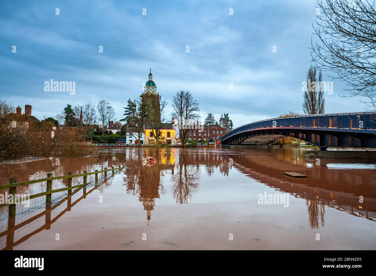 Das Hochwasser in Upton on Severn mit dem Pepper Pot Tower, Brücke und beleuchteten öffentlichen Häusern, Worcestershire, Enlgand Stockfoto