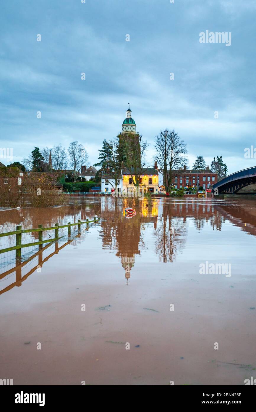 Das Hochwasser in Upton on Severn mit dem Pepper Pot Tower und beleuchteten öffentlichen Häusern, Worcestershire, Enlgand Stockfoto
