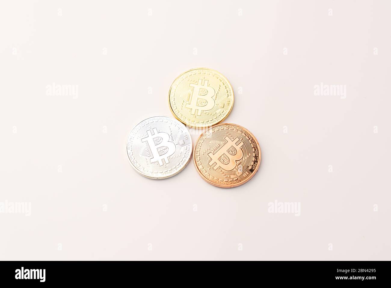 Bitcoins und neues virtuelles Geld Konzept. Bitcoins in Gold, Silber und Bronze mit Symbolbuchstabe B Stockfoto