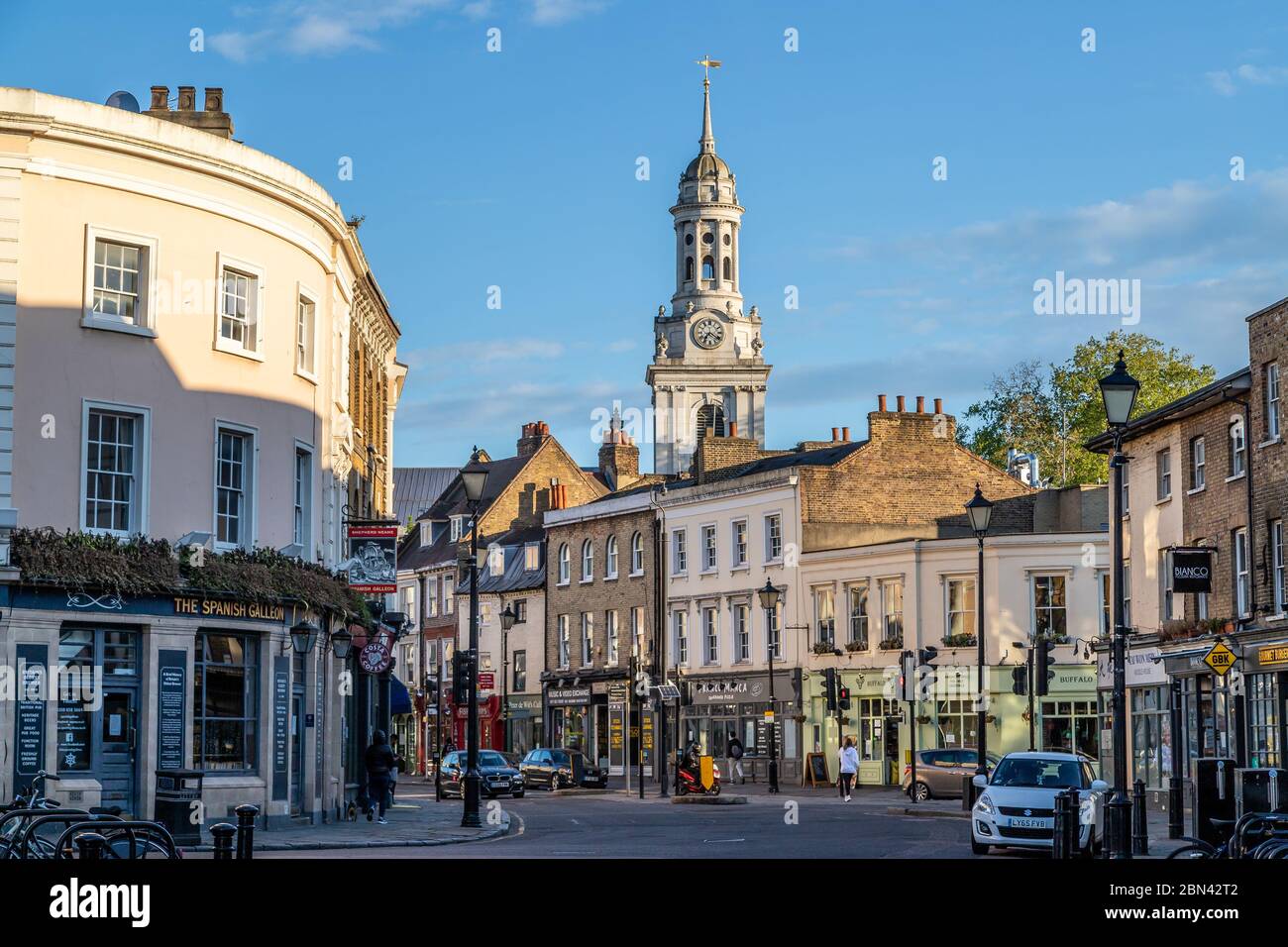 LONDON, UK - 5 MAY 2020: Straßen von Greenwich in London während des Tages. Die Außenwelt von Geschäften, Bars, Restaurants, sowie Menschen zu sehen. Stockfoto