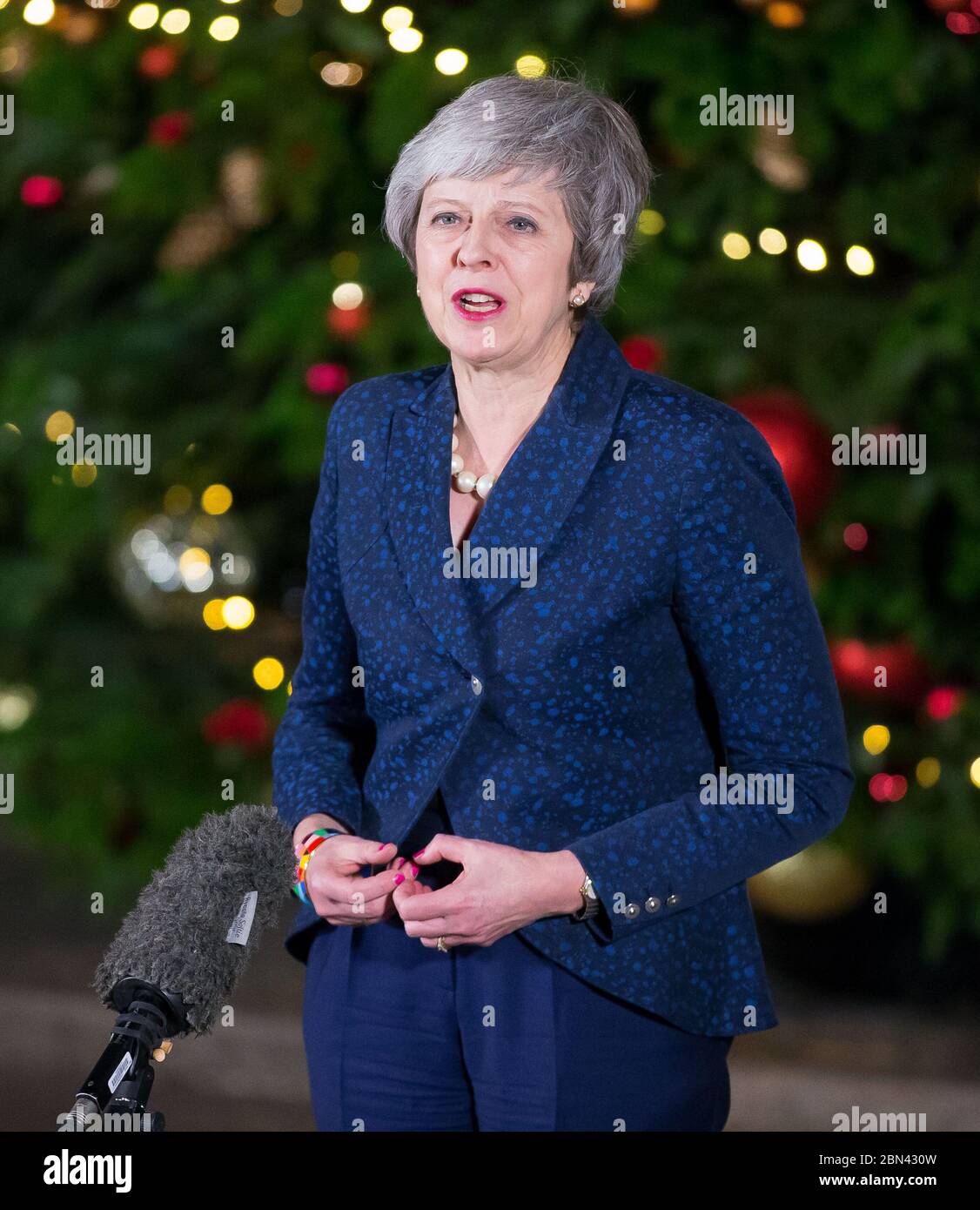 Theresa May spricht in der Downing Street mit den Medien nach ihrem Sieg in der formellen Abstimmung über das Misstrauen in die Führung von Premierministerin Theresa May, die w Stockfoto