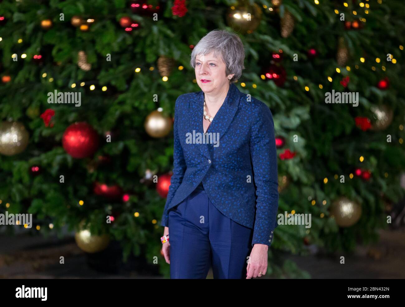 Theresa May spricht in der Downing Street mit den Medien nach ihrem Sieg in der formellen Abstimmung über das Misstrauen in die Führung von Premierministerin Theresa May, die w Stockfoto