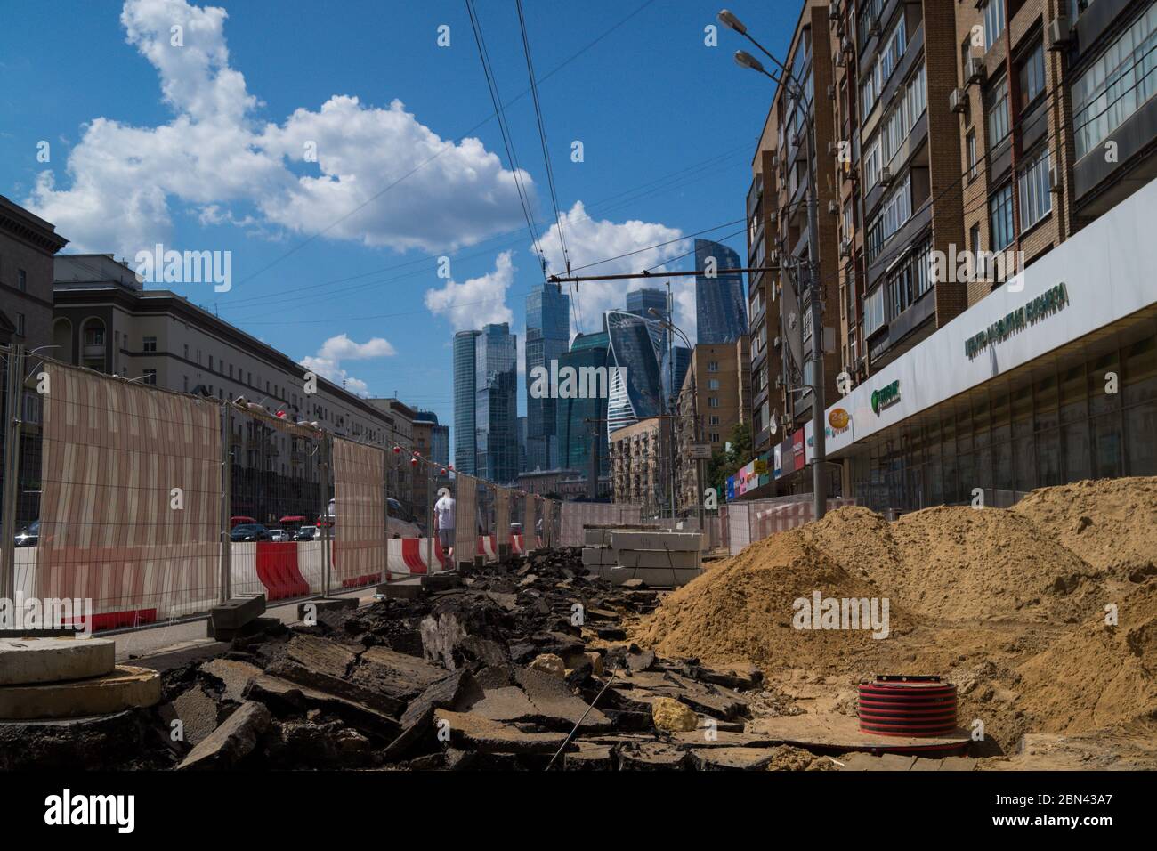 Russland, Moskau - 3. Juni 2019: Massiver Straßenbau in Moskau. Straßen fast unpassierbar für Fußgänger wegen Ausgrabungen. Stockfoto