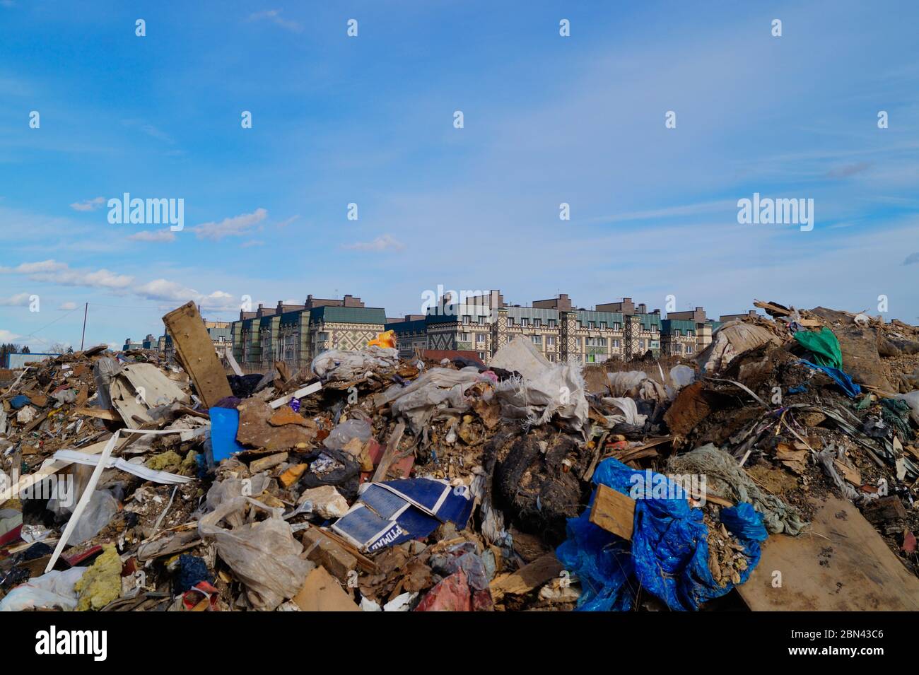 Illegale Dumping-Website in der Nähe von Wohngebäuden in der Region Moskau, Russland. Die lokalen Behörden haben Schwierigkeiten, die Abfallbewirtschaftungspolitik umzusetzen. Stockfoto