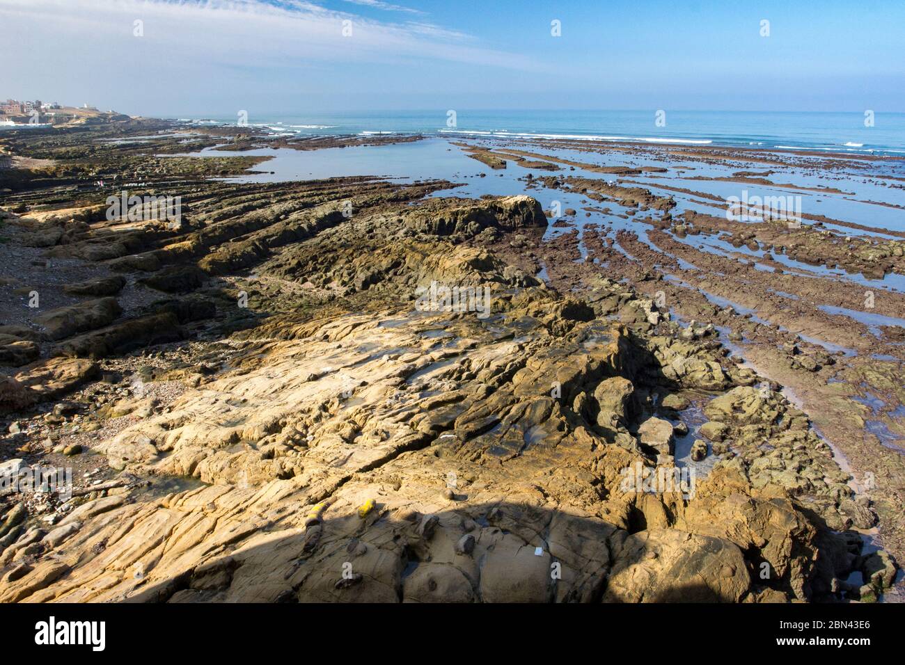 Verwitterte Sedimentschichten entlang der Atlantikküste neben Asilah, Marokko Stockfoto