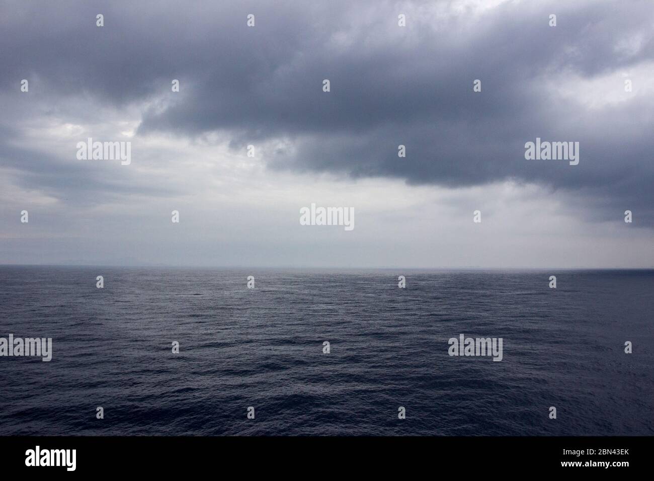 Niedrige, bedrohliche Wolken hängen über dem Balearen Meer, nahe dem Mittelmeer, vor der Küste Spaniens und Frankreichs Stockfoto