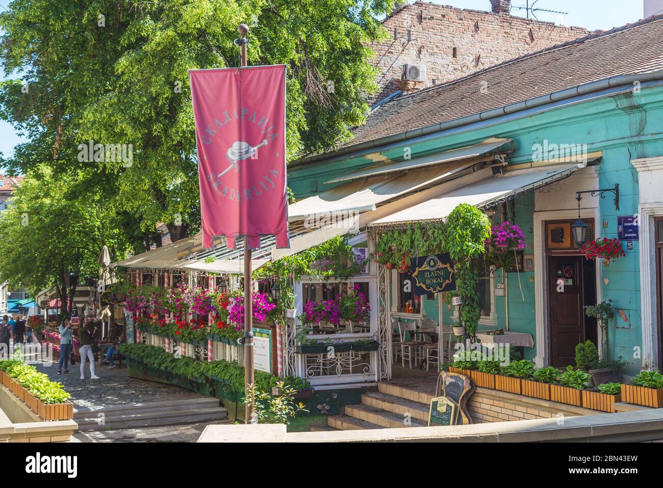 BELGRAD, SERBIEN - 8. MAI 2018: Blick auf Skadarlija (Straße) in Belgrad, ein beliebter Ort, um traditionelle serbische Küche in den vielen Restaurants zu probieren Stockfoto