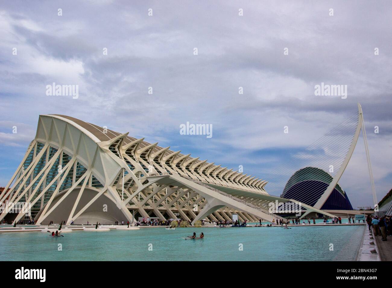 Das Museo de las Ciencias Príncipe Felipe, entworfen von Santiago Calatrava, mit der Assut de l'Or Brücke im Hintergrund, in Valencia, Spanien Stockfoto