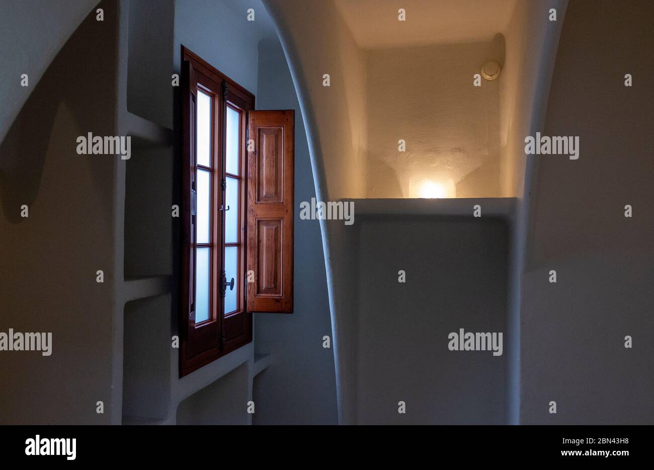 Licht kommt durch ein Fenster im Inneren von Antoni Gaudí berühmter Casa Batlló in Barcelona, Spanien Stockfoto
