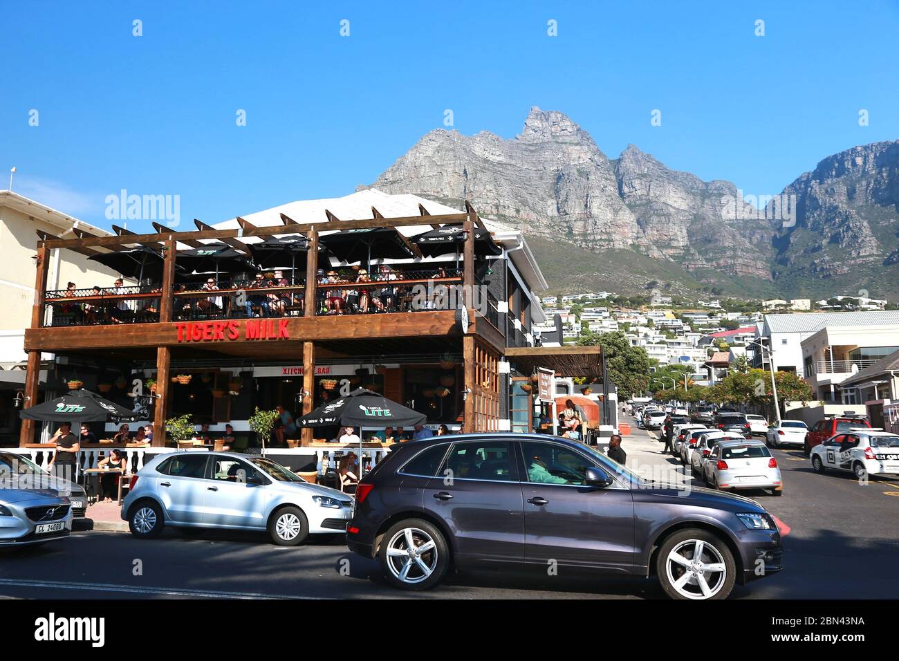 Kapstadt, Südafrika – 15. November 2018 die Atmosphäre der Menschen in Camps Bay ist das beliebte Touristenziel in Kapstadt, Südafrika Stockfoto