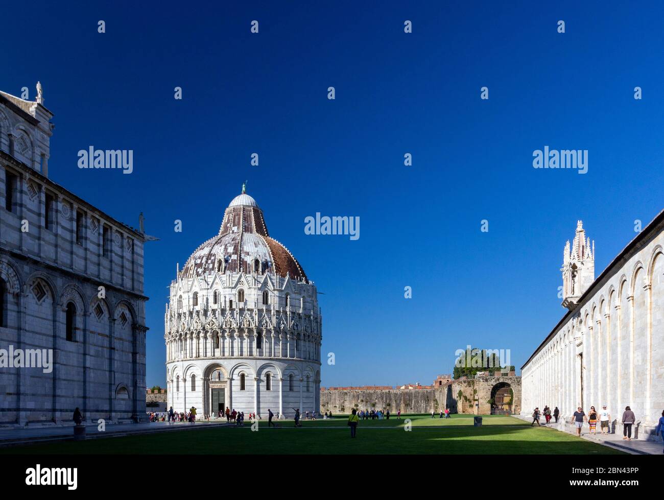 Das Baptisterium San Giovanni (Battistero di San Giovanni) von Pisa wird von der Sonne in der Piazza dei Miracoli, Pisa, Italien, beleuchtet Stockfoto
