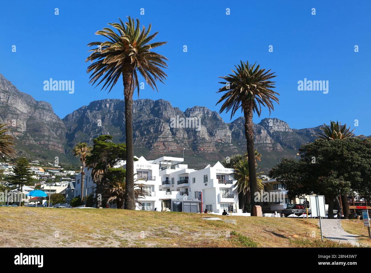 Kapstadt, Südafrika – 15. November 2018 die Atmosphäre der Menschen in Camps Bay ist das beliebte Touristenziel in Kapstadt, Südafrika Stockfoto