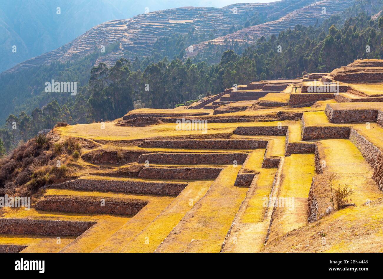 Traditionelle Architektur mit Inka-Terrassen in Chinchero, Cusco, Peru. Stockfoto