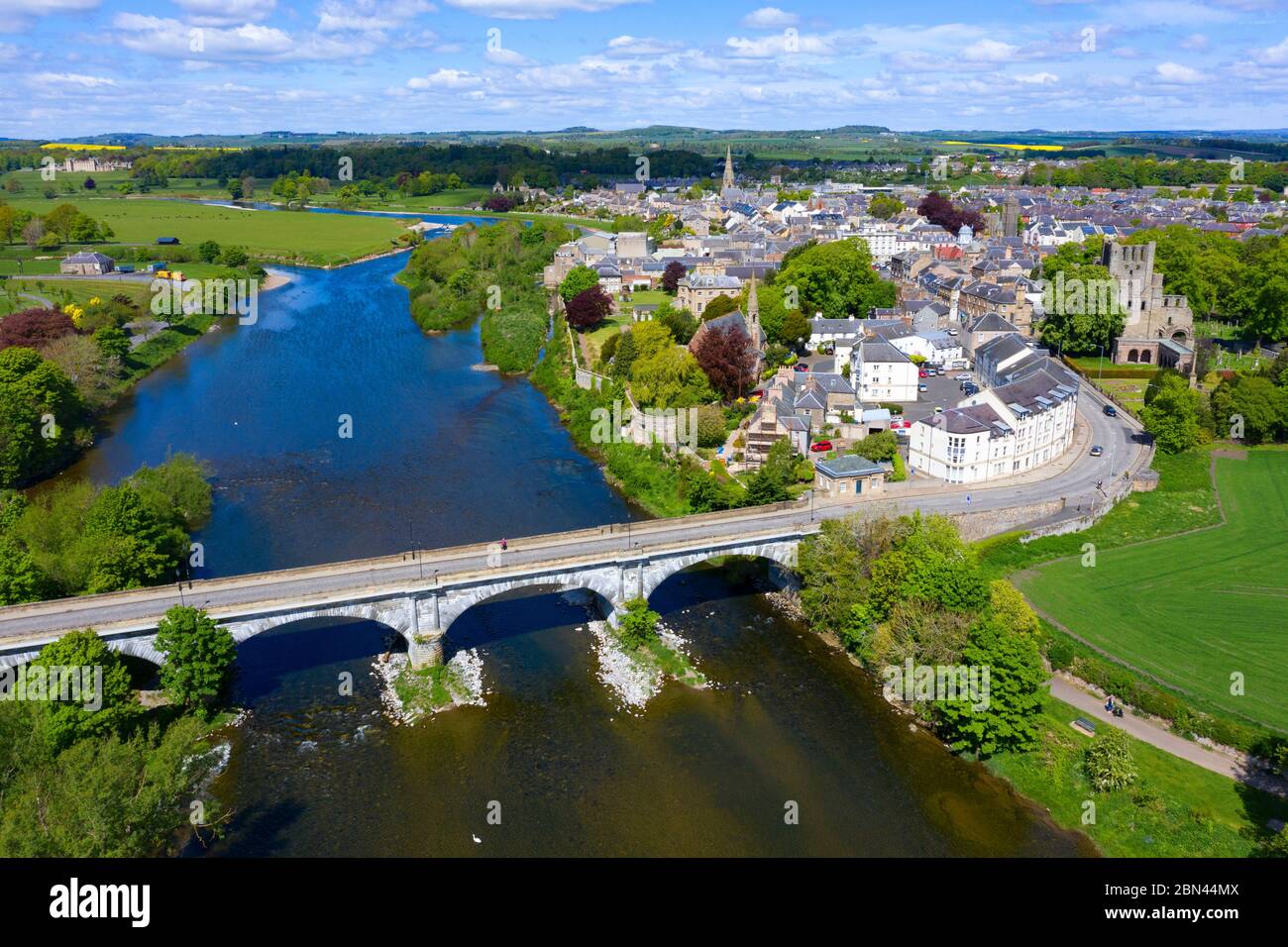 Luftaufnahme der Stadt Kelso während der Covid-19-Sperrung am Fluss Tweed in Scottish Borders, Schottland, Großbritannien Stockfoto