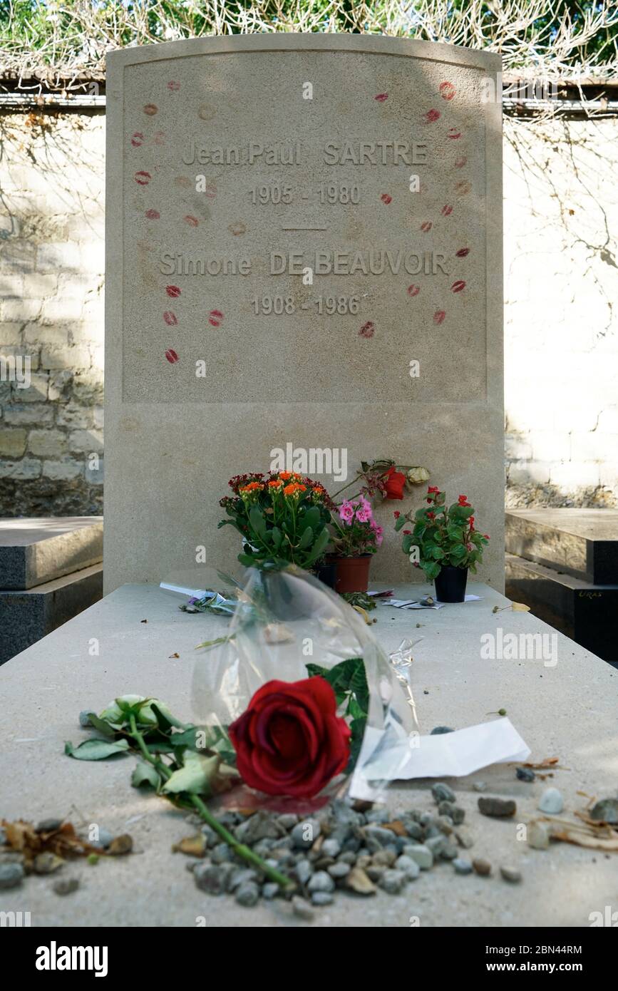 Das Grab von Jean Paul Sartre und Simone de Beauvoir mit Blumen auf dem Friedhof Montparnasse.Paris.Frankreich Stockfoto