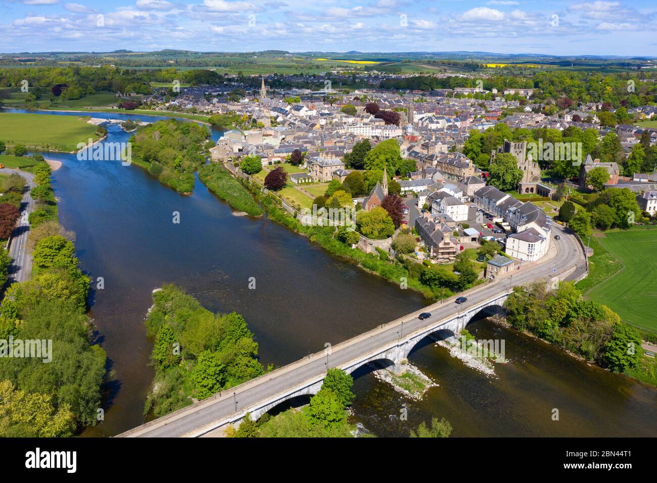 Luftaufnahme der Stadt Kelso während der Covid-19-Sperrung am Fluss Tweed in Scottish Borders, Schottland, Großbritannien Stockfoto
