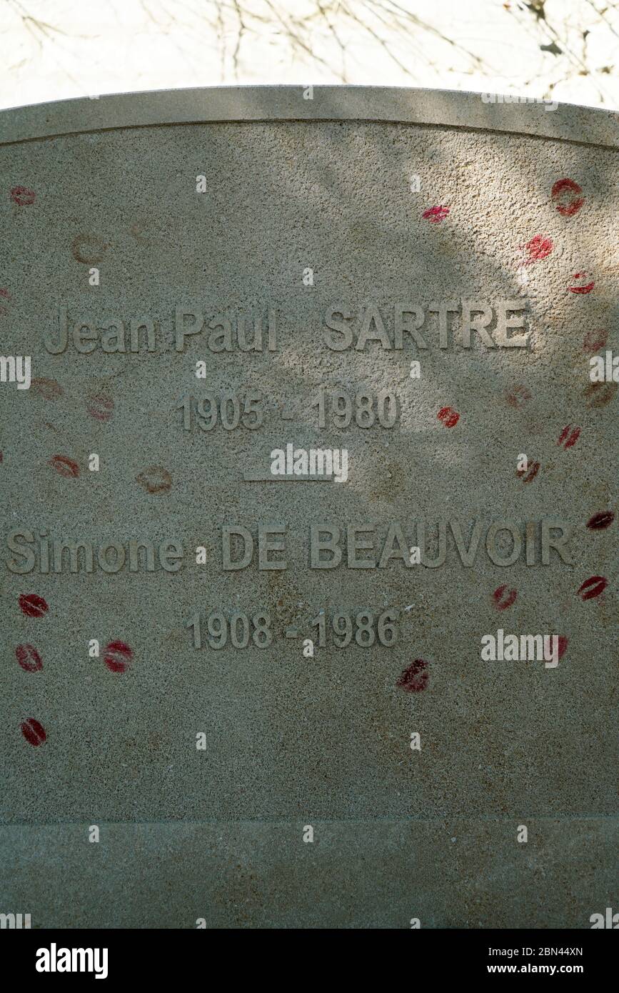 Der Grabstein von Jean Paul Sartre und Simone de Beauvoir mit Kuss-Markierungen auf dem Friedhof Montparnasse.Paris.Frankreich Stockfoto