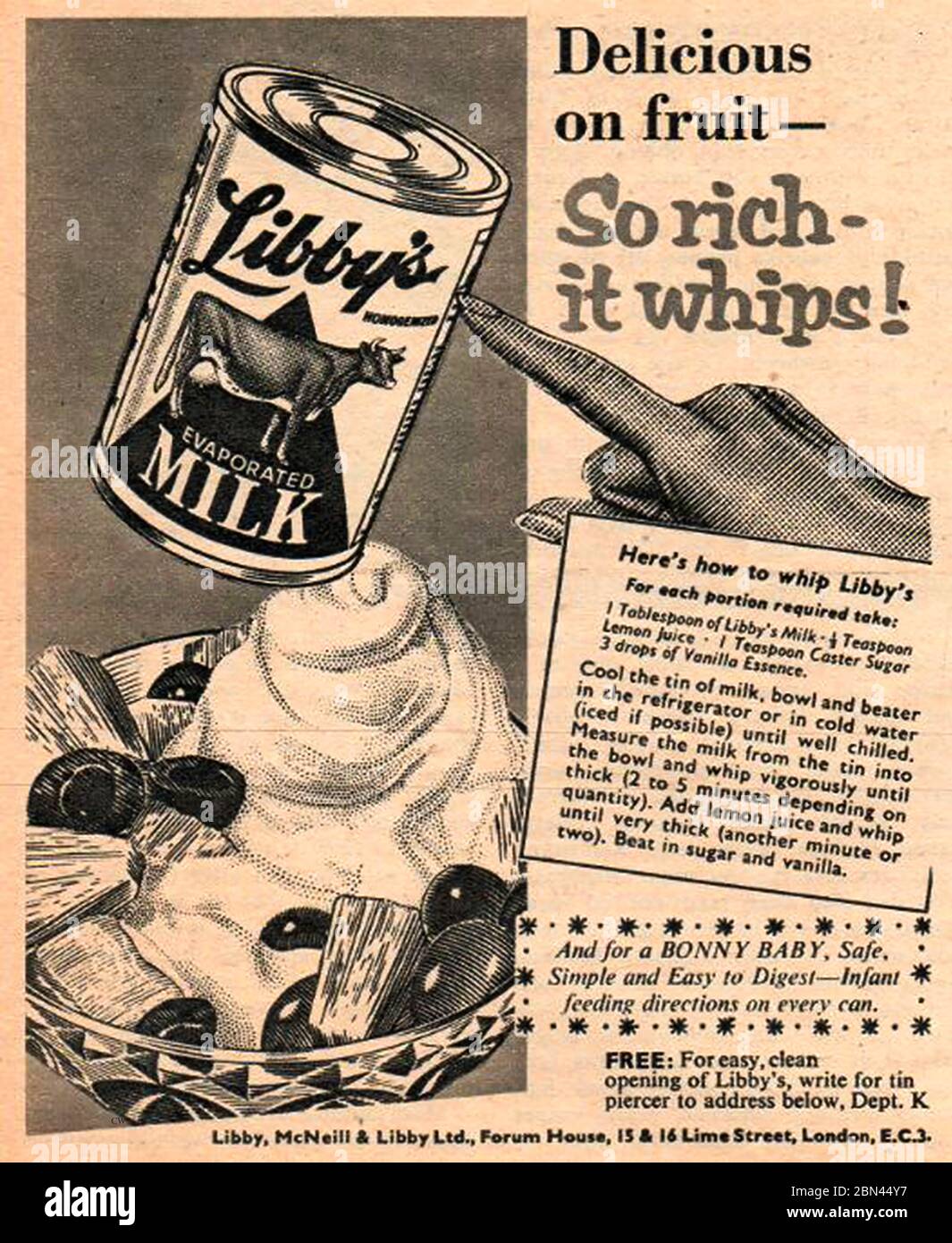 Molkereiindustrie in Großbritannien - eine alte Zeitschriftenwerbung für Libbys verdampfte Milch. Damals galt sie als geeignet für den Einsatz als Babymilch. Auf jeder Dose waren Anweisungen zur Fütterung von Kleinkindern aufgedruckt. In den Tagen vor selbstöffnenden Dosen lud das Etikett den Käufer ein, sich mit der Firma in Verbindung zu setzen, um einen kostenlosen Blechöffner zu erhalten. Libby's machte auch andere Konserven wie Corned Beef, Obst, Fruchtsäfte und sogar Kürbis. Stockfoto