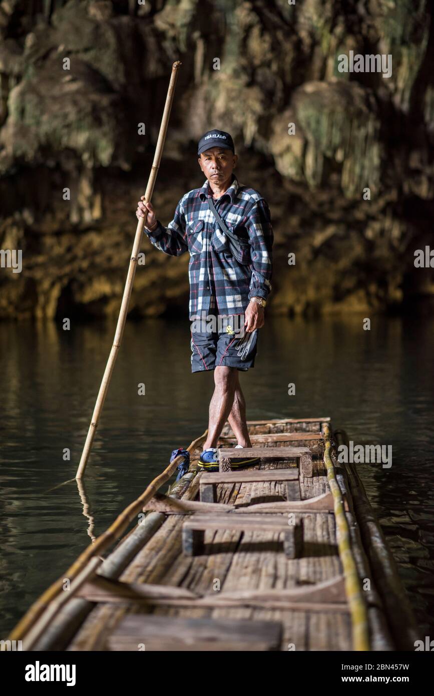 Ein bootsmann auf der Innenseite der Tham Lot Höhle, Pang Mapha, Pai, Thailand. Stockfoto