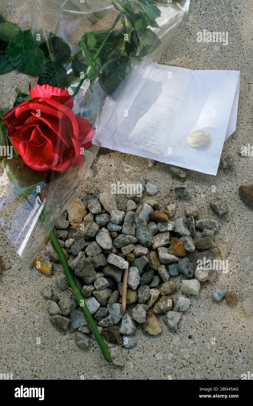 Blumen, Notizen und Steine, die von Fans auf dem Grab von Jean Paul Sartre und Simone de Beauvoir auf dem Friedhof Montparnasse hinterlassen wurden.Paris.Frankreich Stockfoto