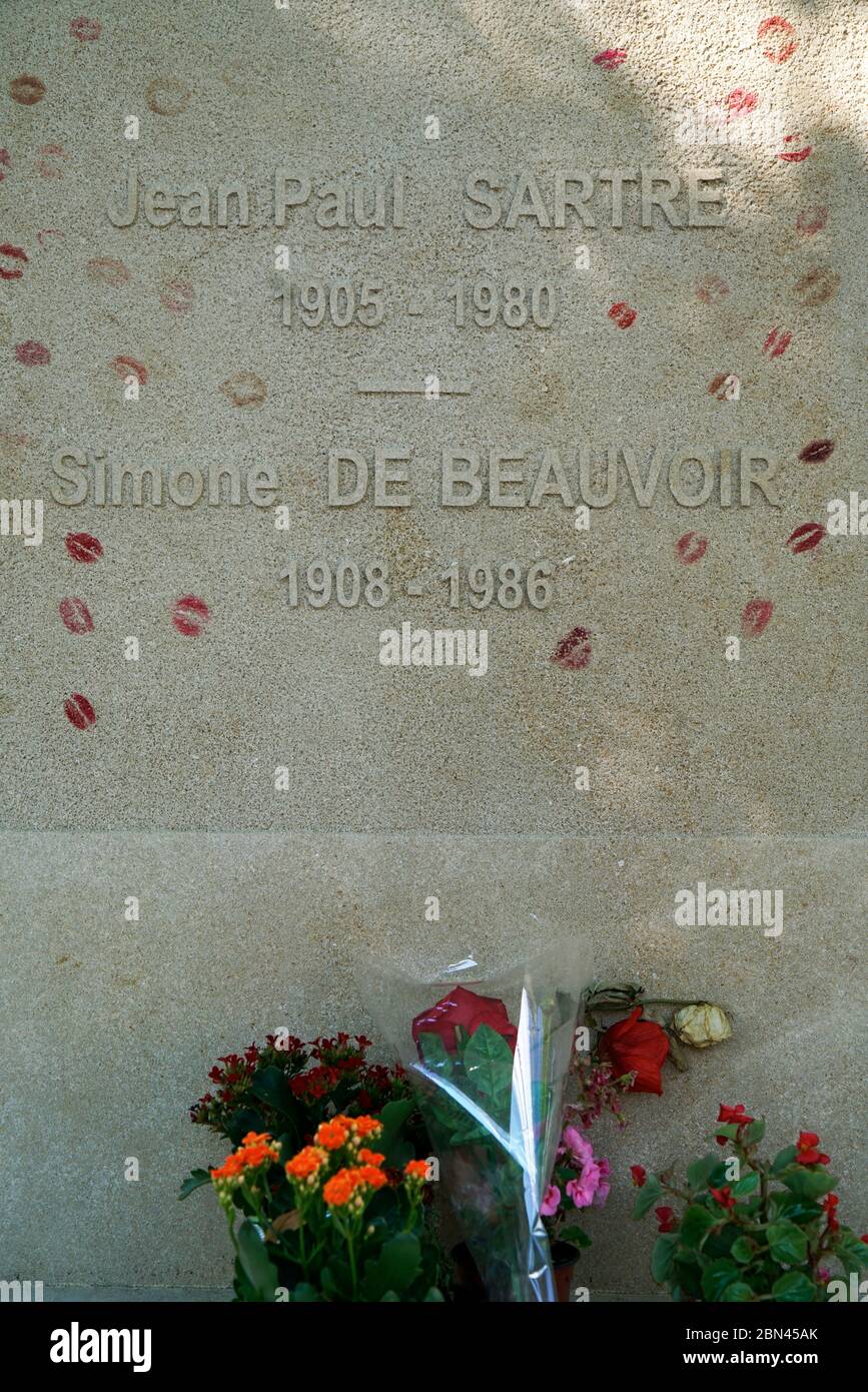 Kiss Markierungen und Blumen von Fans auf dem Grabstein von Jean Paul Sartre und Simone de Beauvoir Grab in Montparnasse Friedhof.Paris.Frankreich Stockfoto