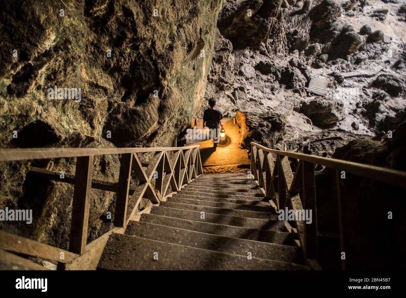 Ein lokaler Guide in der Tham Lot Höhle, Pang Mapha, Pai, Thailand Stockfoto