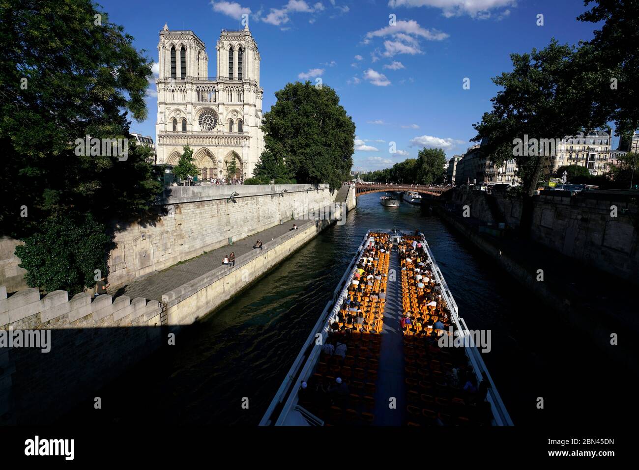 Kathedrale Notre-Dame de Paris an der seine mit Ausflugsboot.Paris.Frankreich Stockfoto