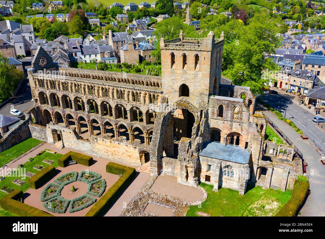 Luftaufnahme der Jedburgh Abbey während der Covid-19-Sperre in Scottish Borders, Schottland, Großbritannien geschlossen Stockfoto