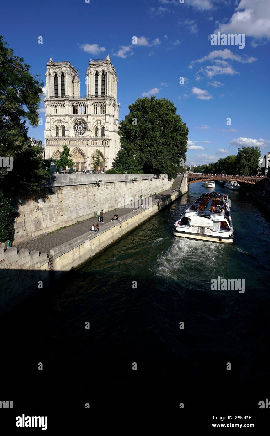 Kathedrale Notre-Dame de Paris an der seine mit Ausflugsboot.Paris.Frankreich Stockfoto