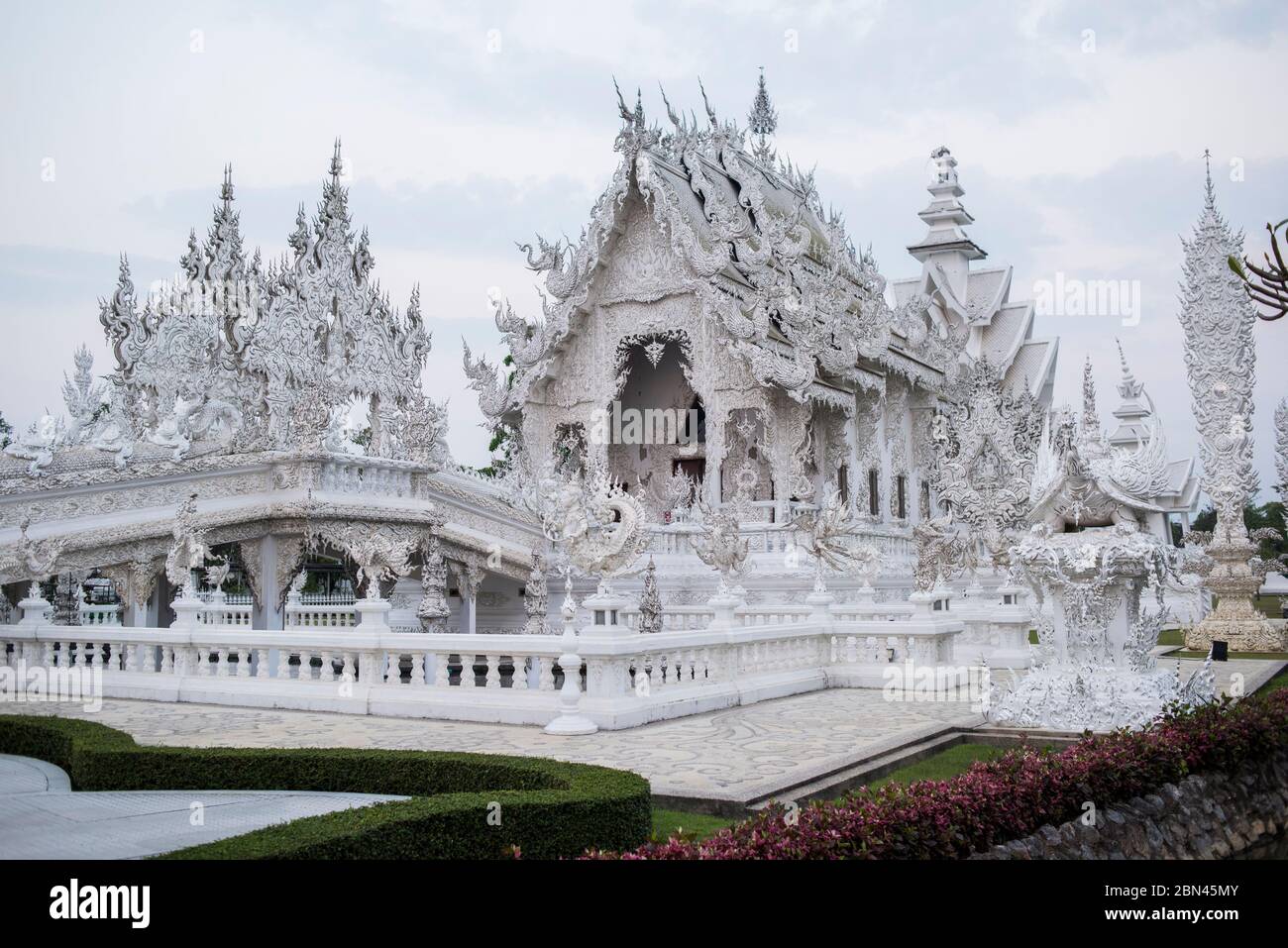 Der weiße Tempel von Wat Rong Khun in Chiang Rai, Thailand. Stockfoto