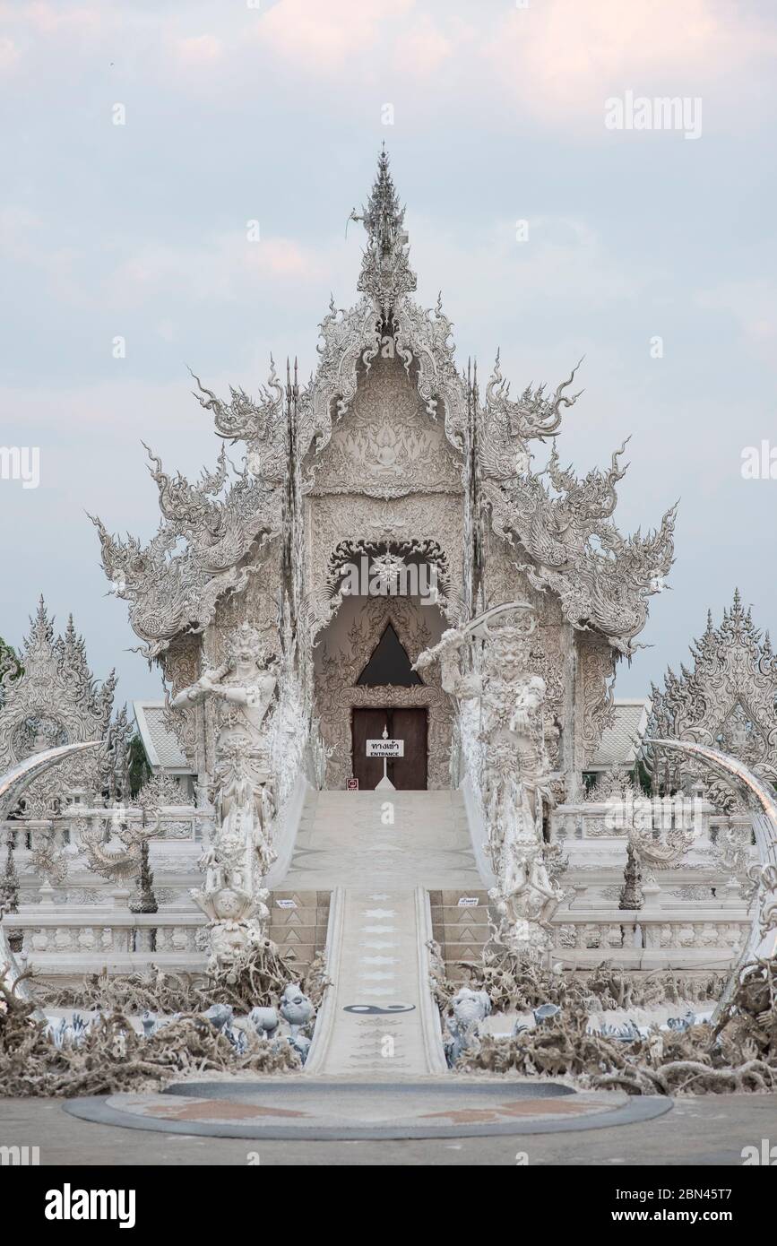 Der weiße Tempel von Wat Rong Khun in Chiang Rai, Thailand. Stockfoto