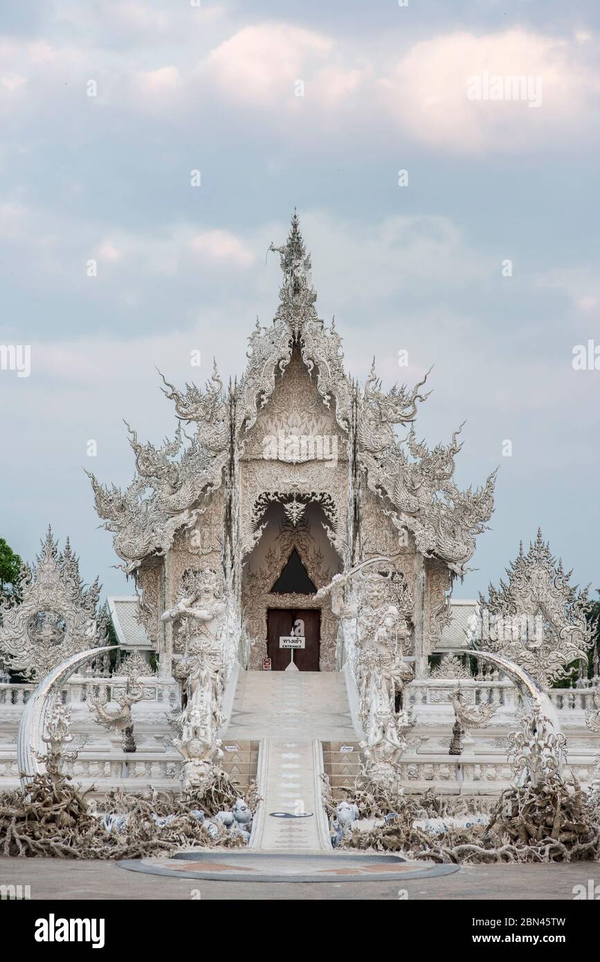 Der weiße Tempel von Wat Rong Khun in Chiang Rai, Thailand. Stockfoto