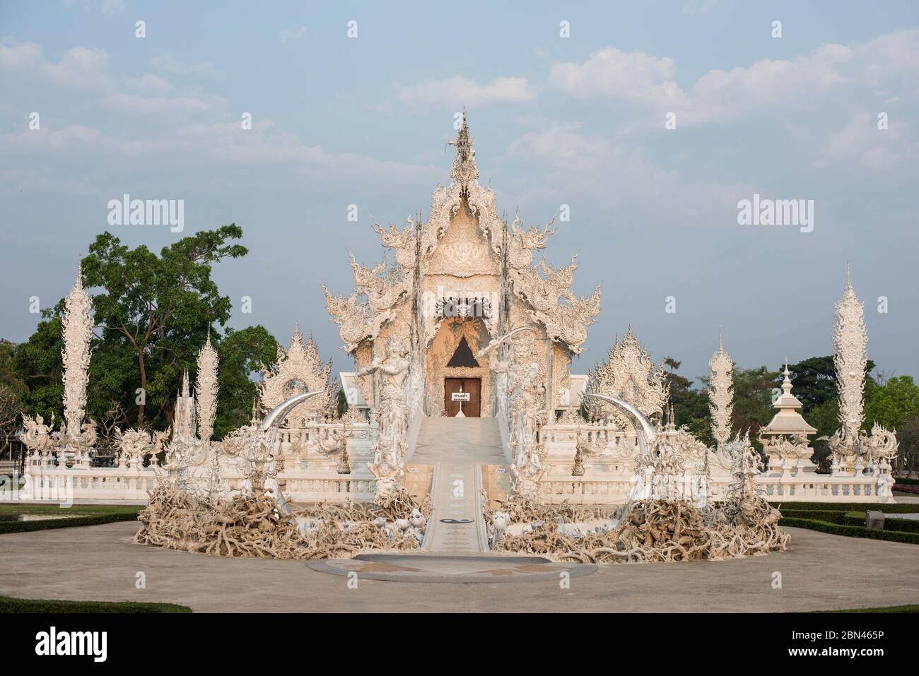 Der weiße Tempel von Wat Rong Khun in Chiang Rai, Thailand. Stockfoto