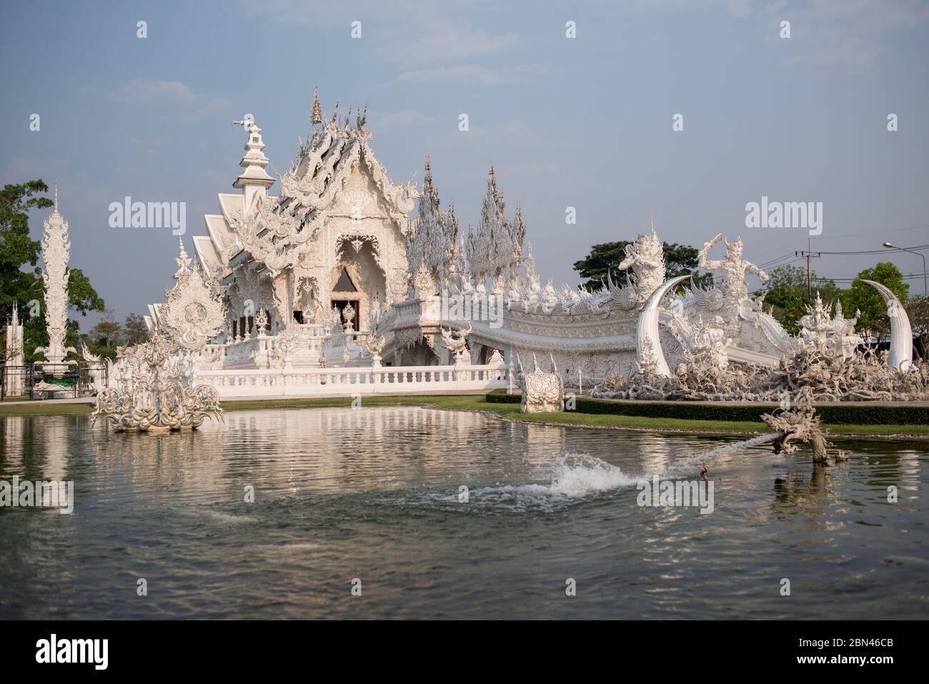 Der weiße Tempel von Wat Rong Khun in Chiang Rai, Thailand. Stockfoto