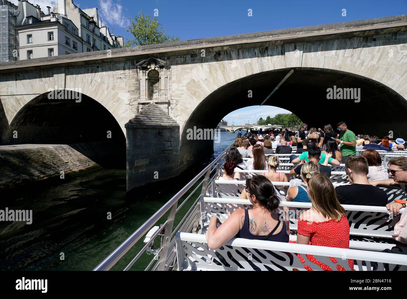 Touristen auf der Bateaux-Mouches seine-Tour Bootstouren in der seine mit Pont Marie Brücke im Hintergrund.Paris.Frankreich Stockfoto