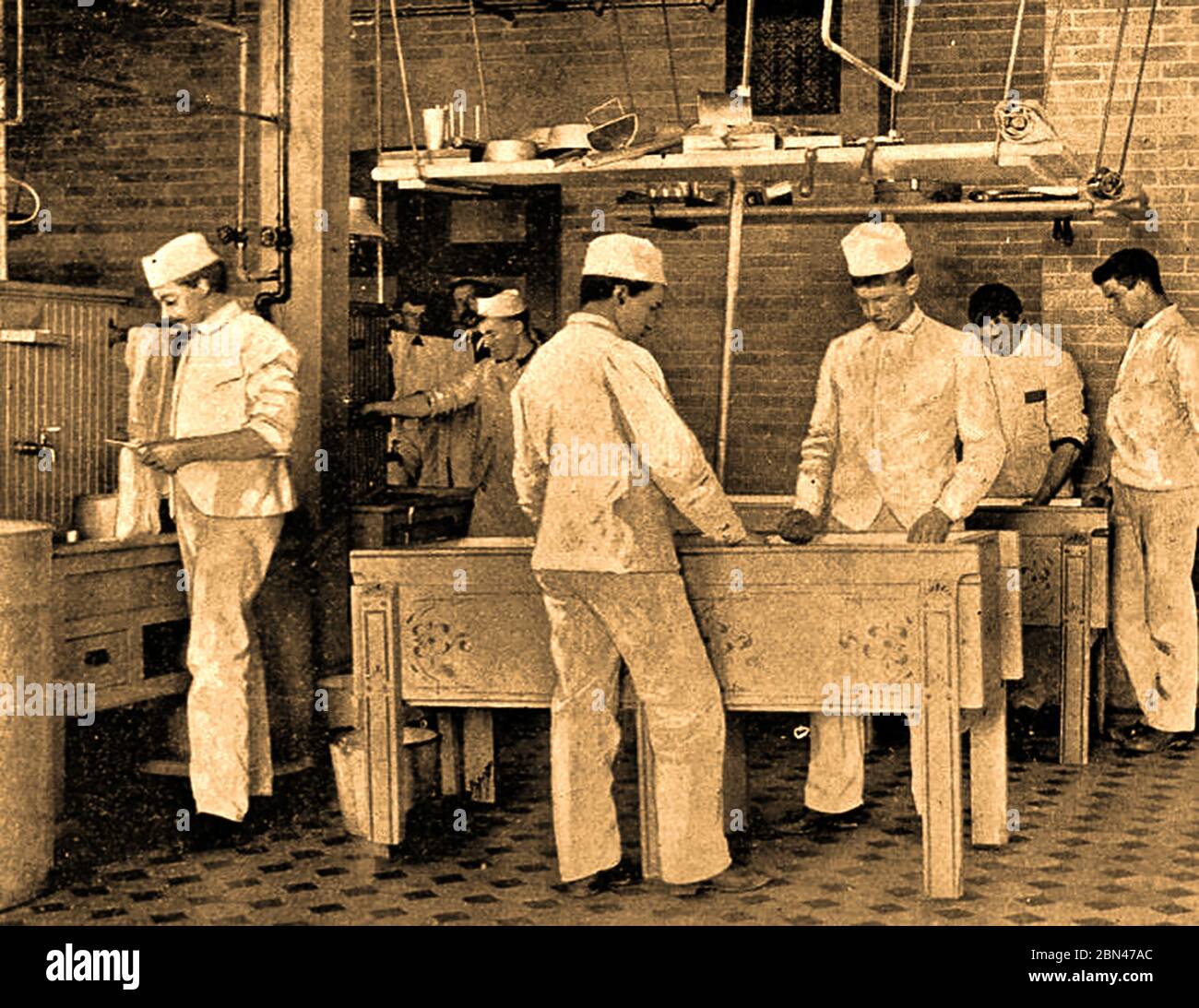 Molkereiindustrie in Großbritannien - EINE britische Molkerei Herstellung Cheddar Käse in der Mitte 1890. Stockfoto