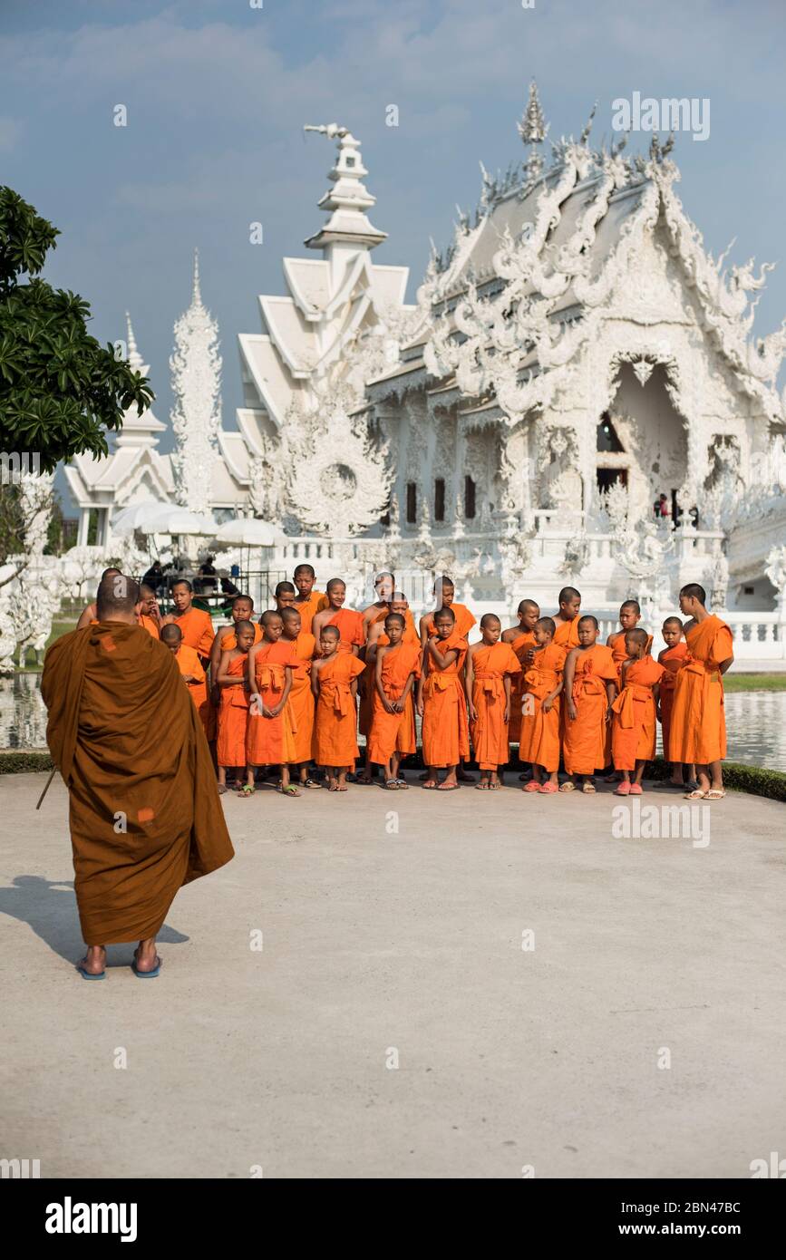 Ein Foto der Buddist-Mönchsgruppe im weißen Tempel des Wat Rong Khun in Chiang Rai, Thailand. Stockfoto