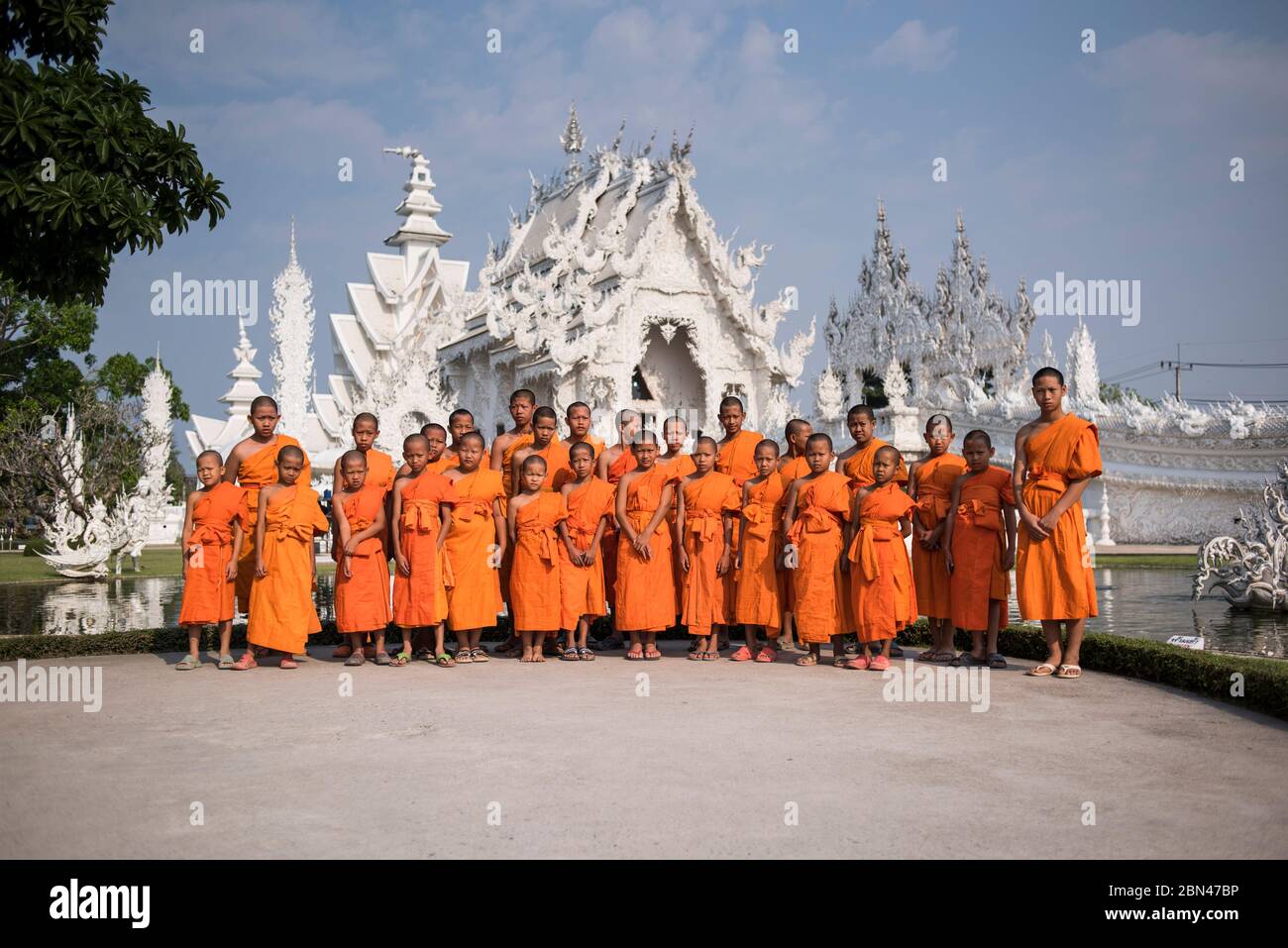 Ein Foto der Buddist-Mönchsgruppe im weißen Tempel des Wat Rong Khun in Chiang Rai, Thailand. Stockfoto