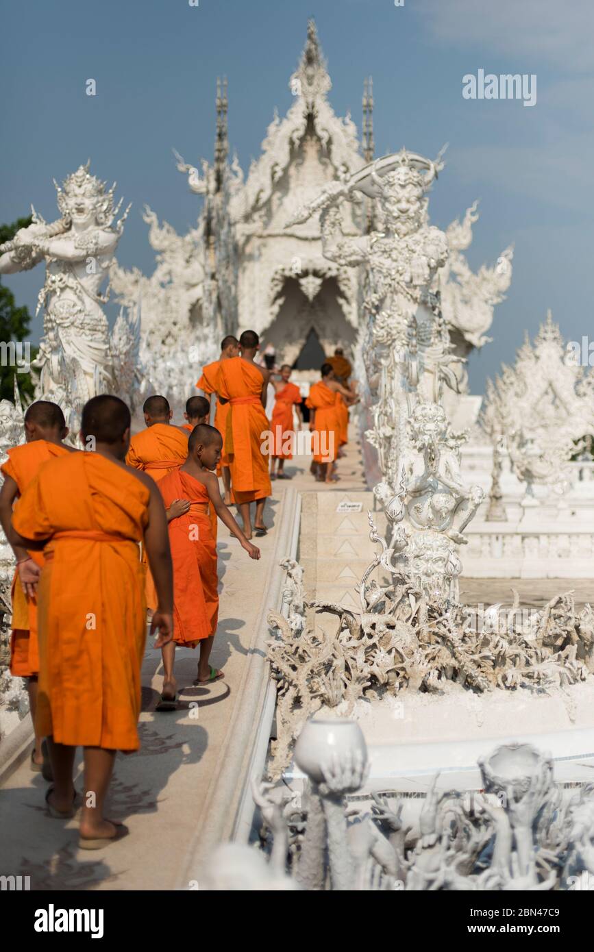 Eine Gruppe buddhistischer Mönche besucht den Weißen Tempel des Wat Rong Khun in Chiang Rai, Thailand. Stockfoto