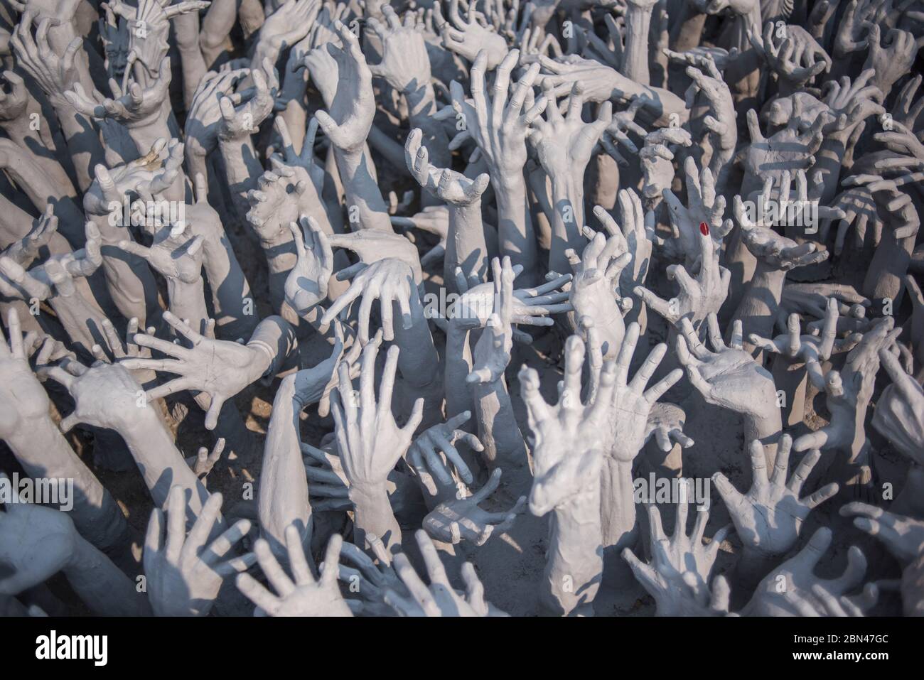 Modellierte Hände am weißen Tempel des Wat Rong Khun, Chang Rai, Thailand. Stockfoto