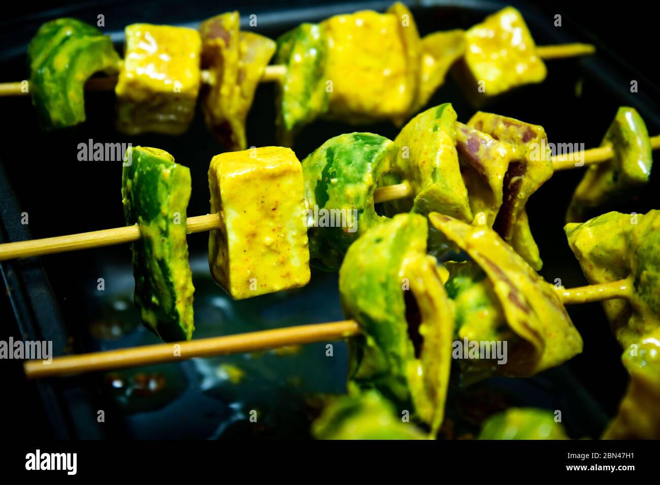 Paneer (Hüttenkäse) Spieße mit Paprika und Zwiebeln bereit zum Grillen  Stockfotografie - Alamy