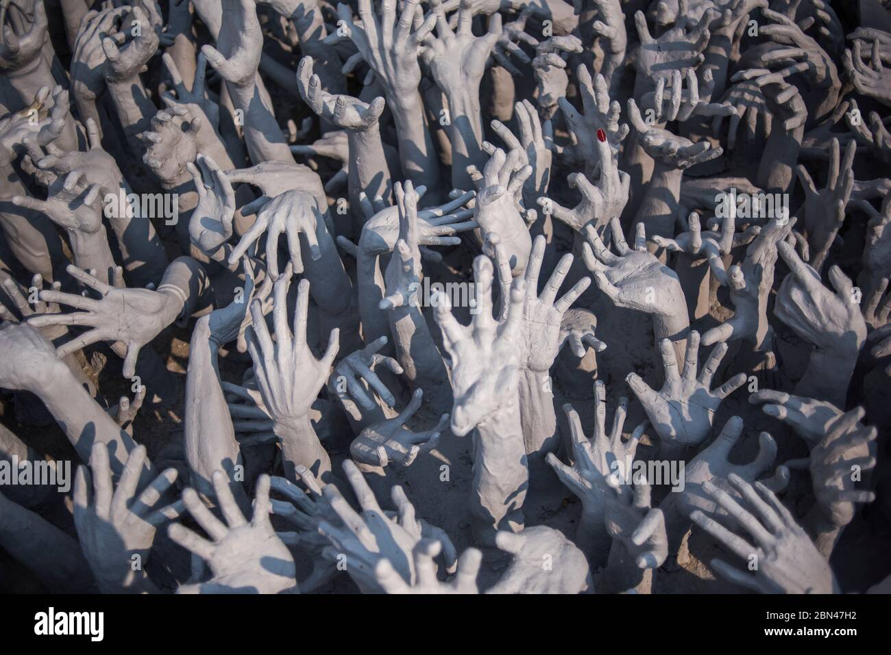 Modellierte Hände am weißen Tempel des Wat Rong Khun, Chang Rai, Thailand. Stockfoto