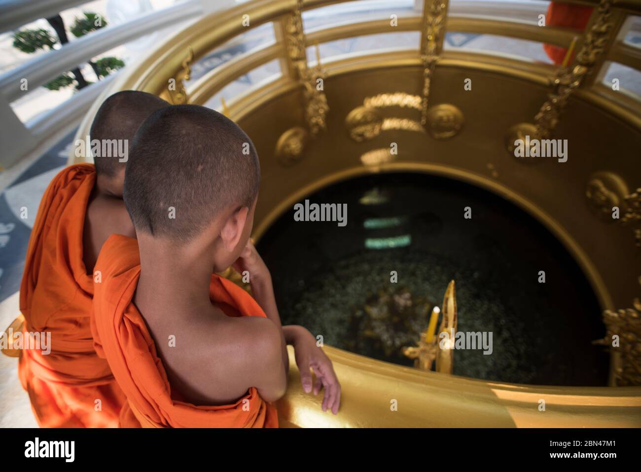 Junge buddhistische Mönche im Weißen Tempel des Wat Rong Khun, Chiang Rai, Thailand. Stockfoto