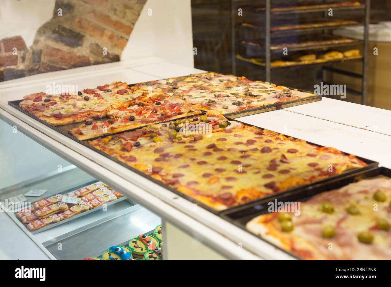 Italienische Pizza in einem Schaufenstergeschäft von Bergamo. Snack, schnell. Fast Food. Stockfoto