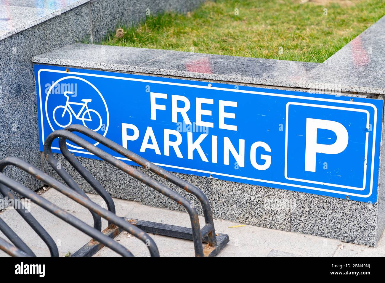 Weißes blaues Fahrrad Parkplatz Straßenschild und kostenlose Stop-Plätze. Keine Personen in Quarantäne gestellt. Stockfoto