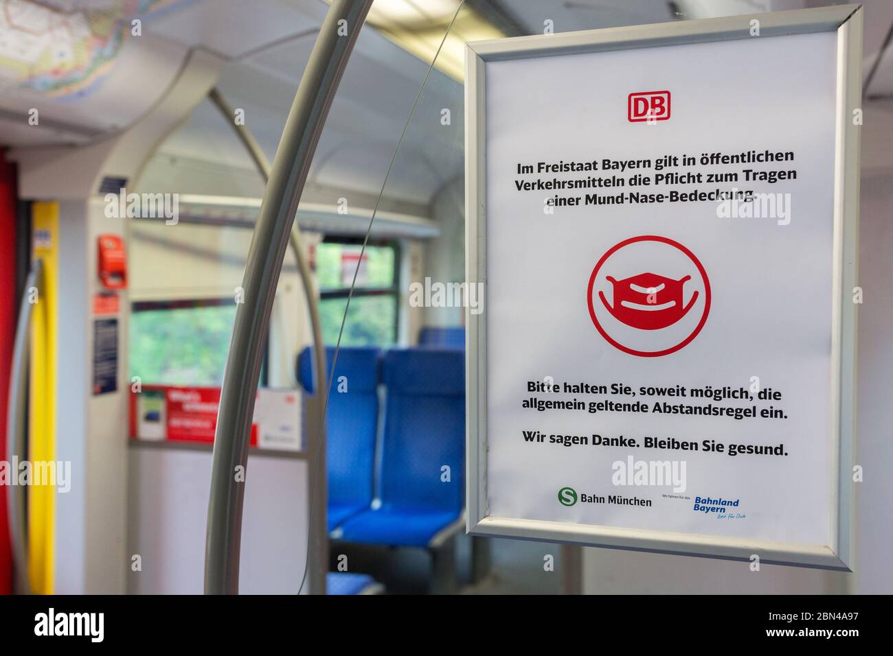 Schild in einem S-Bahn-Zug, um die Passagiere aufzufordern, eine Gesichtsmaske zu tragen und Abstand zu halten. Messen Sie im Kampf gegen das Coronavirus. Stockfoto