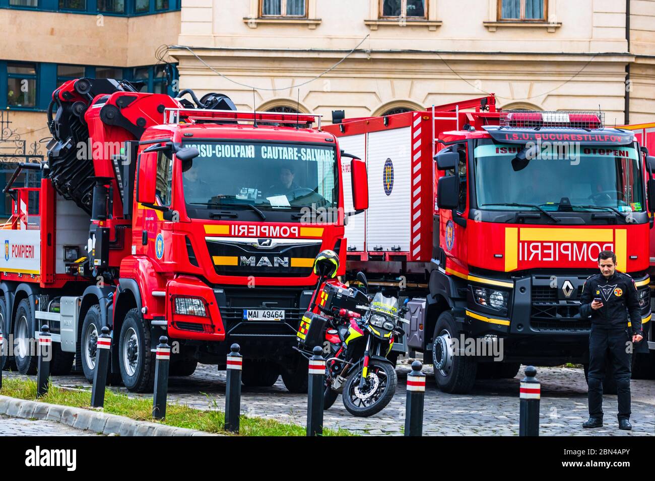 Die rumänischen Feuerwehrleute (Pompierii), die vor dem Innenministerium in Bukarest, Rumänien, 2020 abgestellt wurden. Coronav Stockfoto