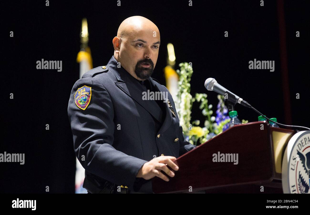 Ein Begräbnis für U.S. Customs and Border Protection Office of Intelligence Collection Operations Manager Christopher T. Bacon in Grand Forks, North Dakota, 14. Juni 2018, Bacon war in einem tödlichen Autounfall in der Nähe von Crookston, Minn., 7. Juni 2018 beteiligt. Bacon begann seine Karriere als US-Grenzschutzagent im Jahr 1995. US-Zoll und Grenzschutz Stockfoto