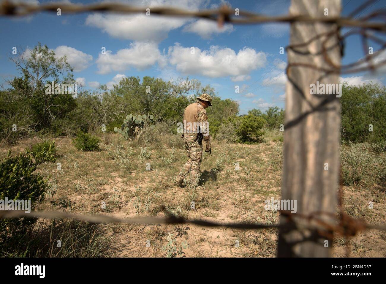 Agenten der US-Grenzpolizei verfolgen illegale Ausländer, während sie große Ranches im Rio Grande Valley in Texas, 21. August 2018 patrouillieren. US-Zoll und Grenzschutz Stockfoto